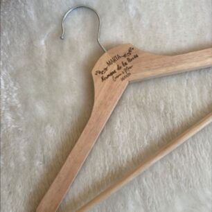 Percha de boda personalizada