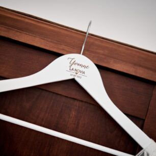 Percha de boda personalizada