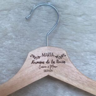 Percha de boda personalizada