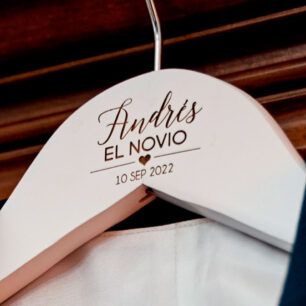 Percha de boda personalizada