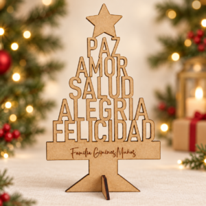 Árbol de Navidad de sobremesa en madera, personalizado con apellido familiar y palabras navideñas, sobre un fondo con luces cálidas y ramas de abeto.