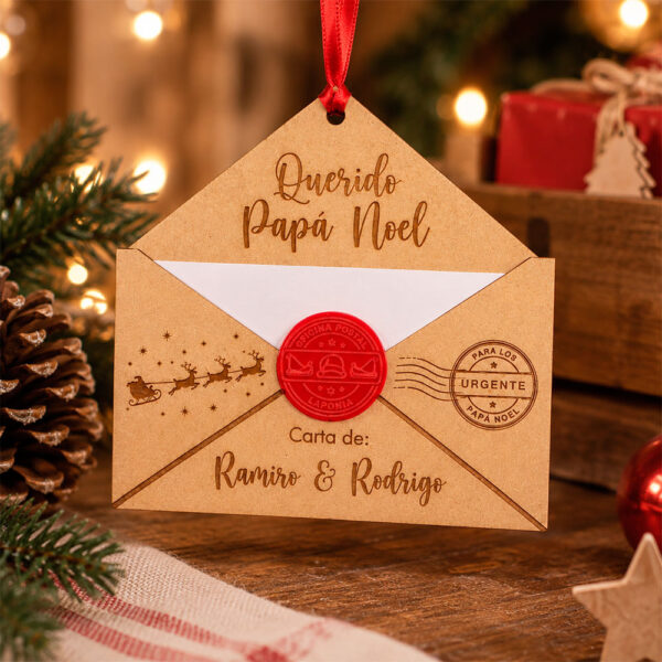 Sobre de Navidad de madera personalizado para Papá Noel con sello rojo.