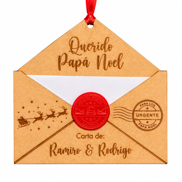 Sobre de Navidad personalizado en madera para Papá Noel, con nombres grabados, sello rojo y cinta para colgar en el árbol de Navidad.
