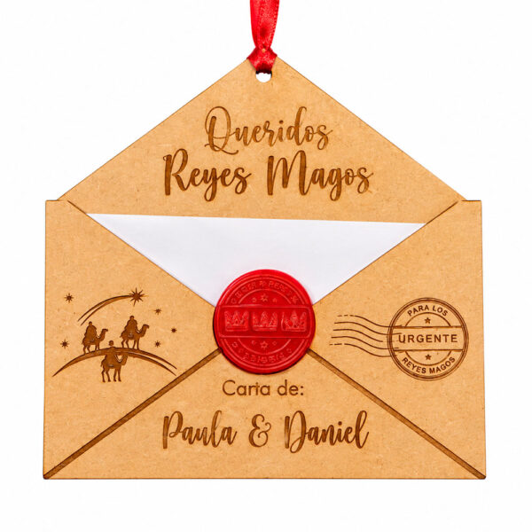 Sobre de Navidad personalizado en madera para los Reyes Magos, con nombres grabados, sello rojo y cinta para colgar en el árbol de Navidad.