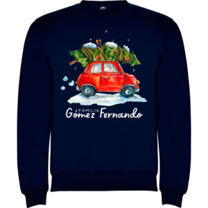 Sudadera de Navidad personalizada azul marino con coche rojo cargado de árboles navideños y apellido familiar en blanco.