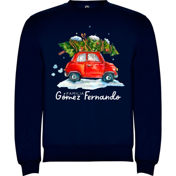 Sudadera de Navidad personalizada azul marino con coche rojo cargado de árboles navideños y apellido familiar en blanco.