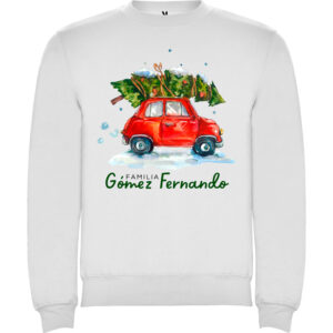 Sudadera de Navidad personalizada blanca con coche rojo, árboles navideños y apellido familiar en verde.