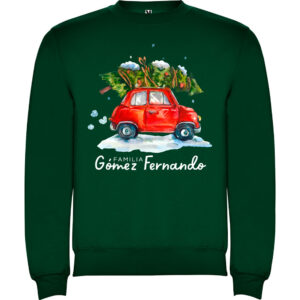 Sudadera de Navidad personalizada verde botella con coche rojo, árboles navideños y apellido familiar.