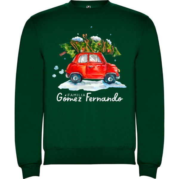 Sudadera de Navidad personalizada verde botella con coche rojo, árboles navideños y apellido familiar.