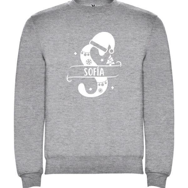 Sudadera gris de Navidad personalizada con la inicial S, el nombre Sofía y motivos navideños en blanco.