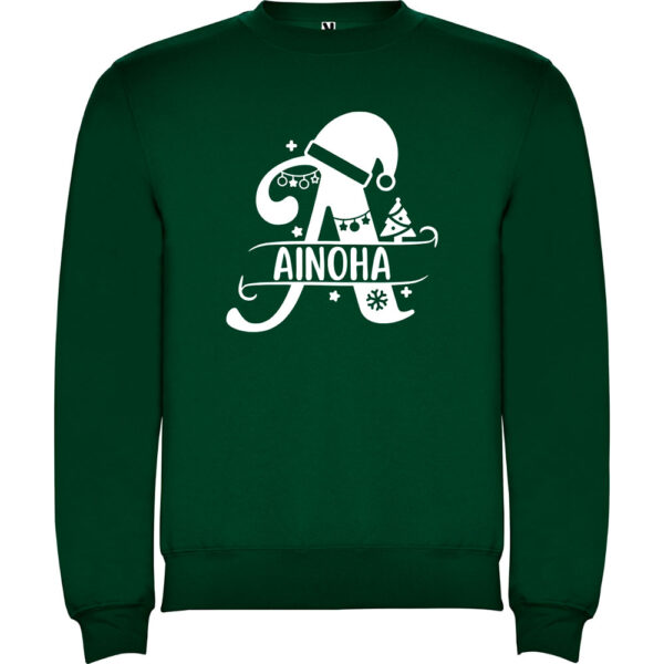 Sudadera verde de Navidad personalizada con la inicial A, el nombre Ainoha y motivos navideños en blanco.